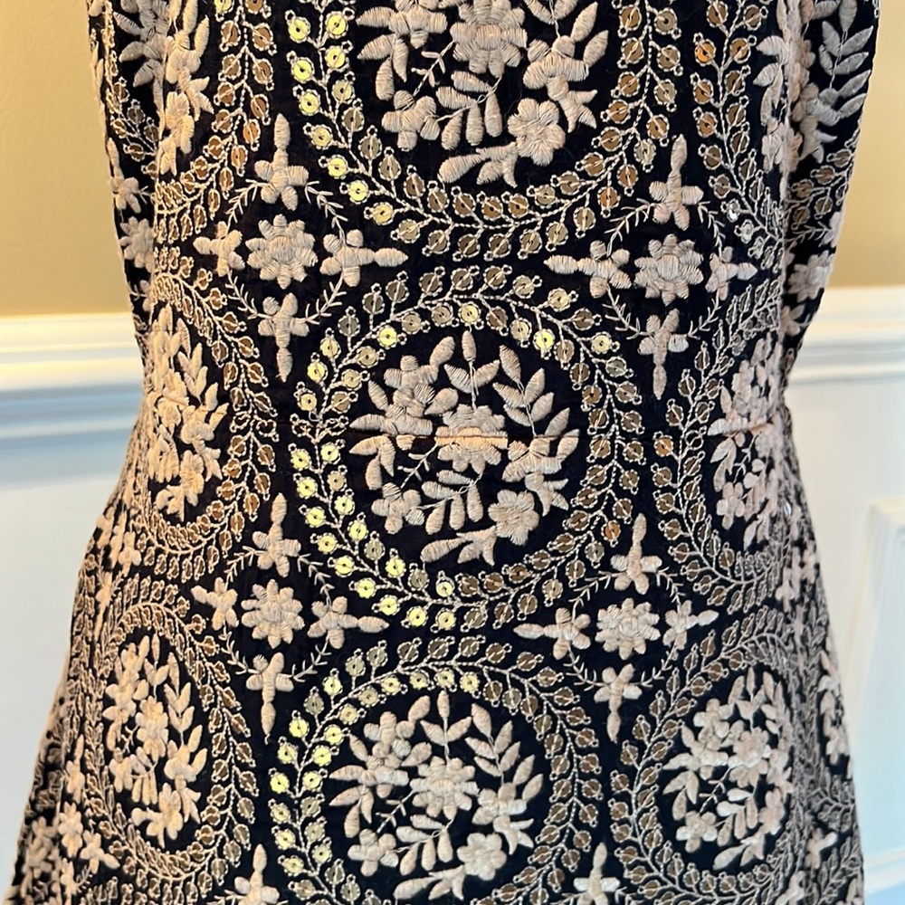 Alice + Olivia Whela Medallion Sleeveless Shift Dress - Picture 11 of 13